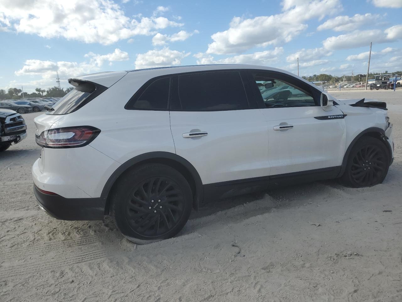 2019 Lincoln Nautilus - Image 3