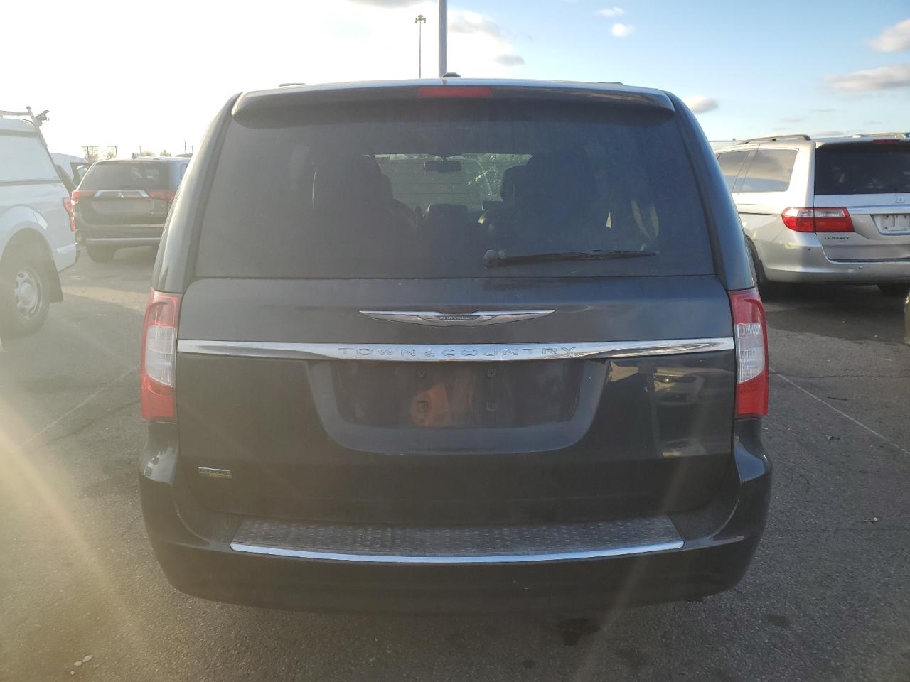 2014 Chrysler Town & Country - Image 6