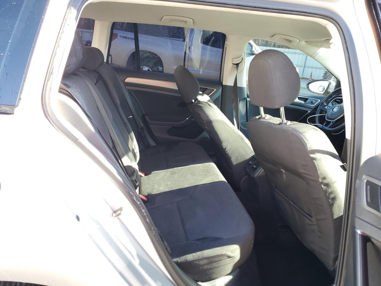 2016 Volkswagen Golf - Image 10