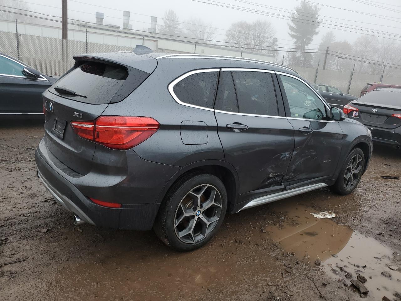 VIN WBXHT3C32H5F77361 2017 BMW X1 no.3