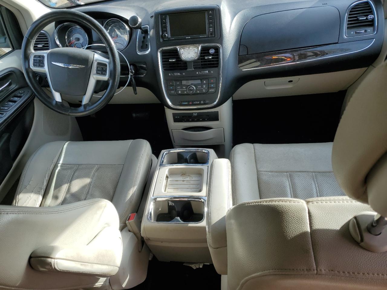 2013 Chrysler Town & Country - Image 8