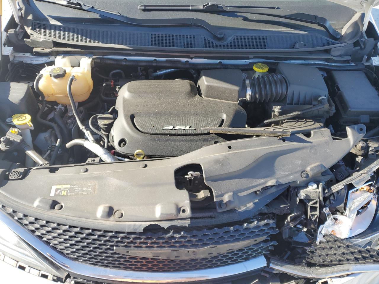 2018 Chrysler Pacifica - Image 12