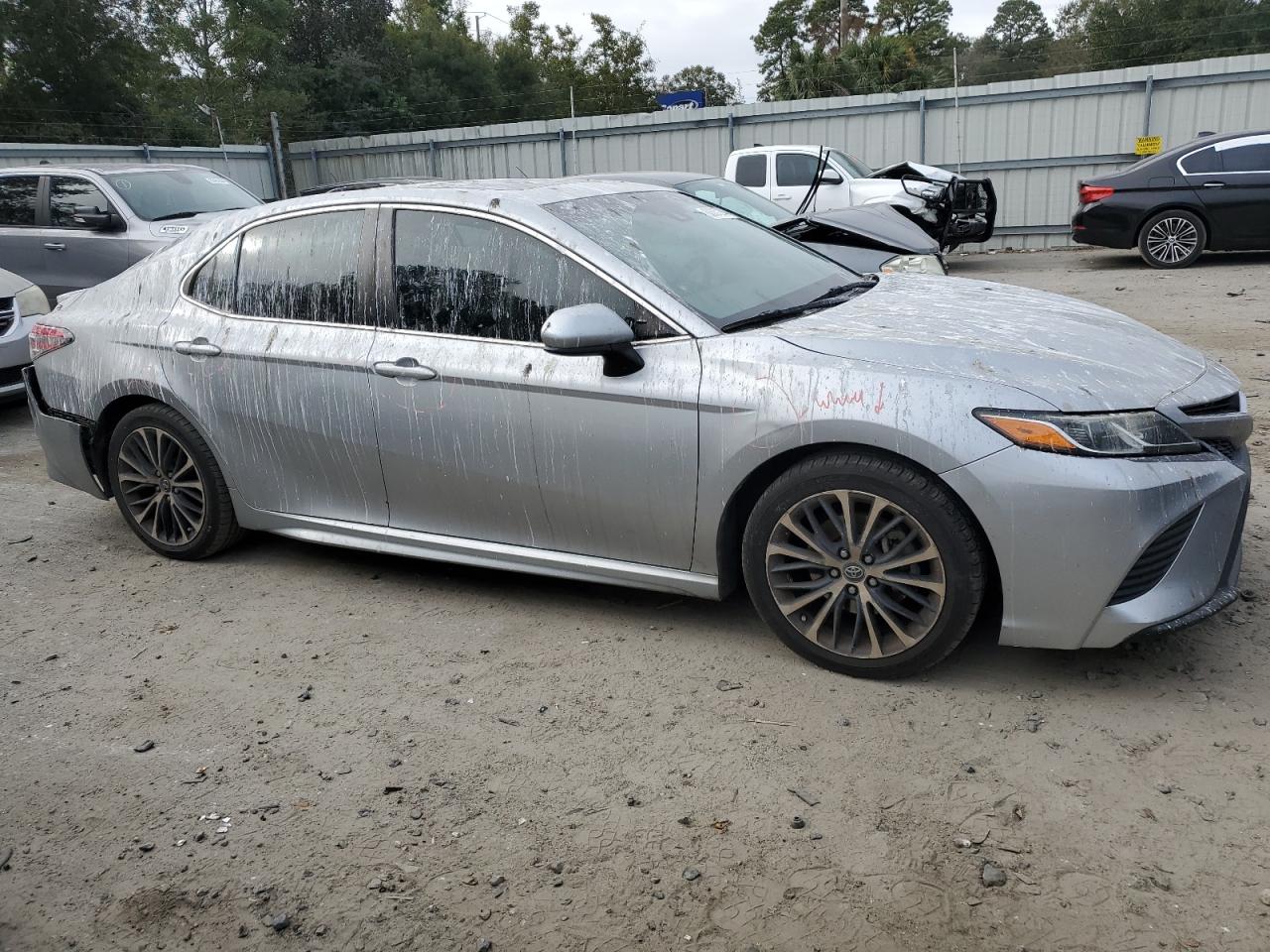 VIN 4T1B11HK1JU562349 2018 TOYOTA CAMRY no.4