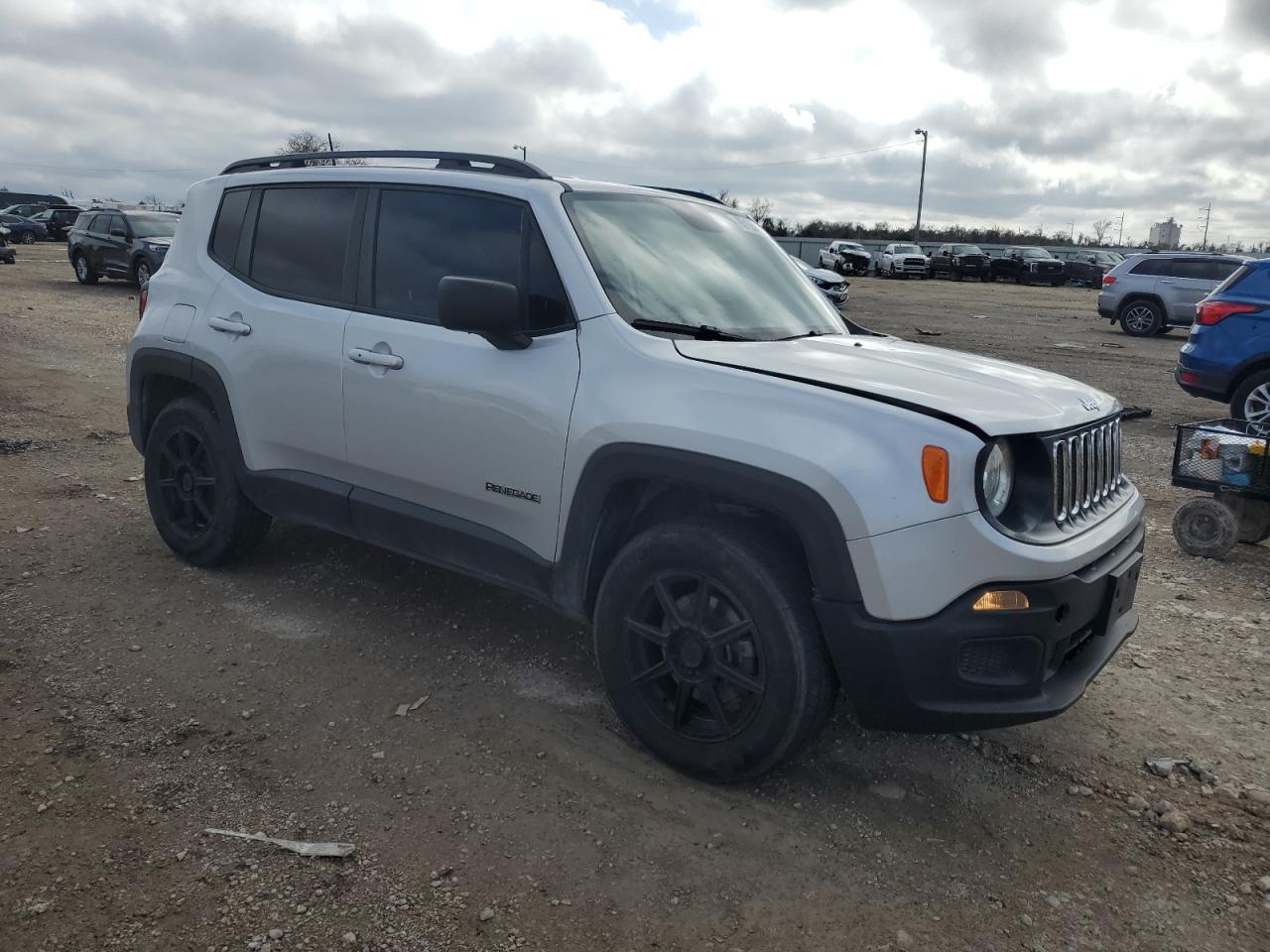 2018 Jeep Renegade - Image 4