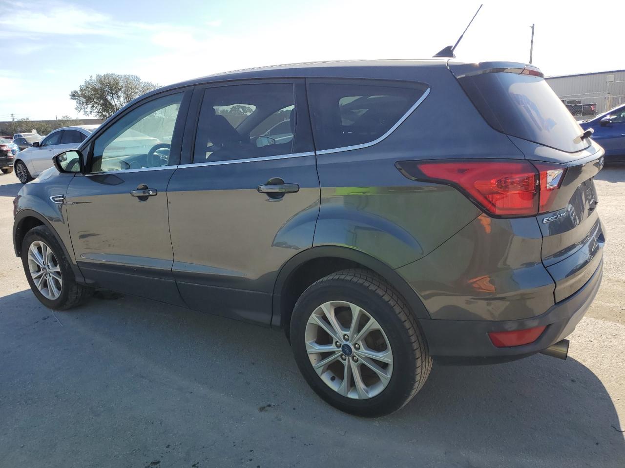 VIN 1FMCU9GDXKUA08404 2019 FORD ESCAPE no.2