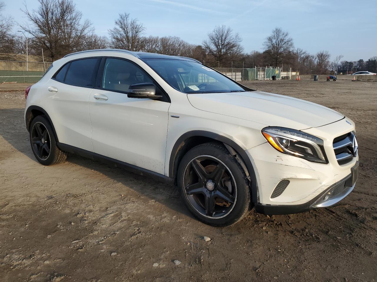 VIN WDCTG4GB3FJ037516 2015 MERCEDES-BENZ GLA-CLASS no.4