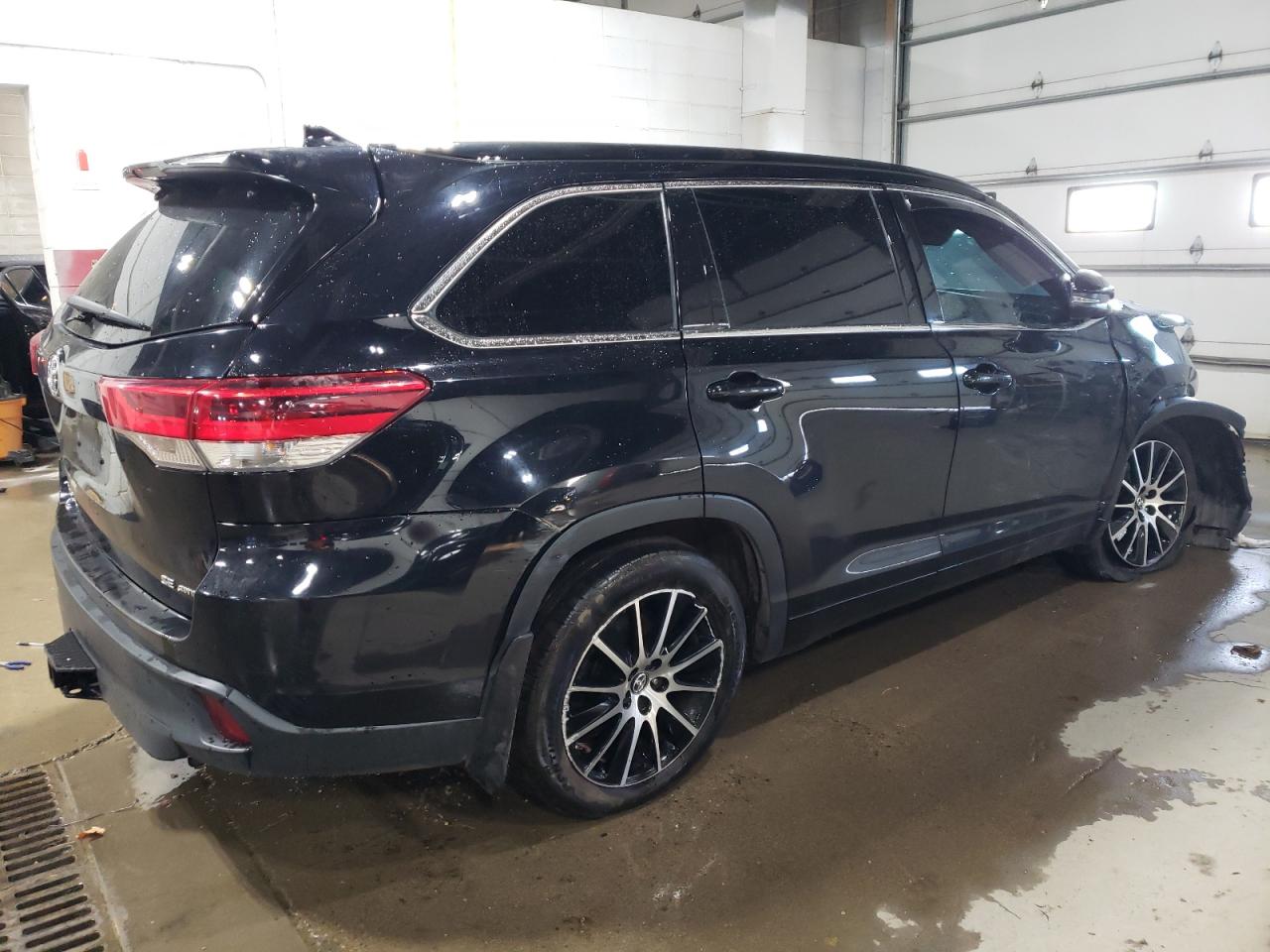 2017 Toyota Highlander - Image 3