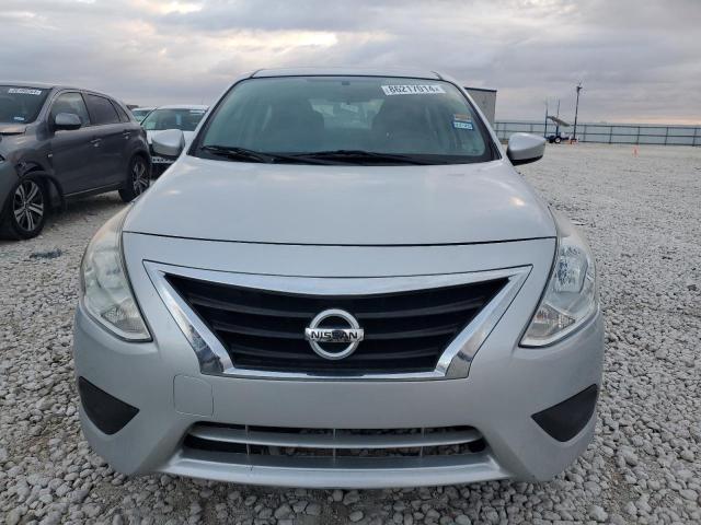  NISSAN VERSA 2017 Srebrny