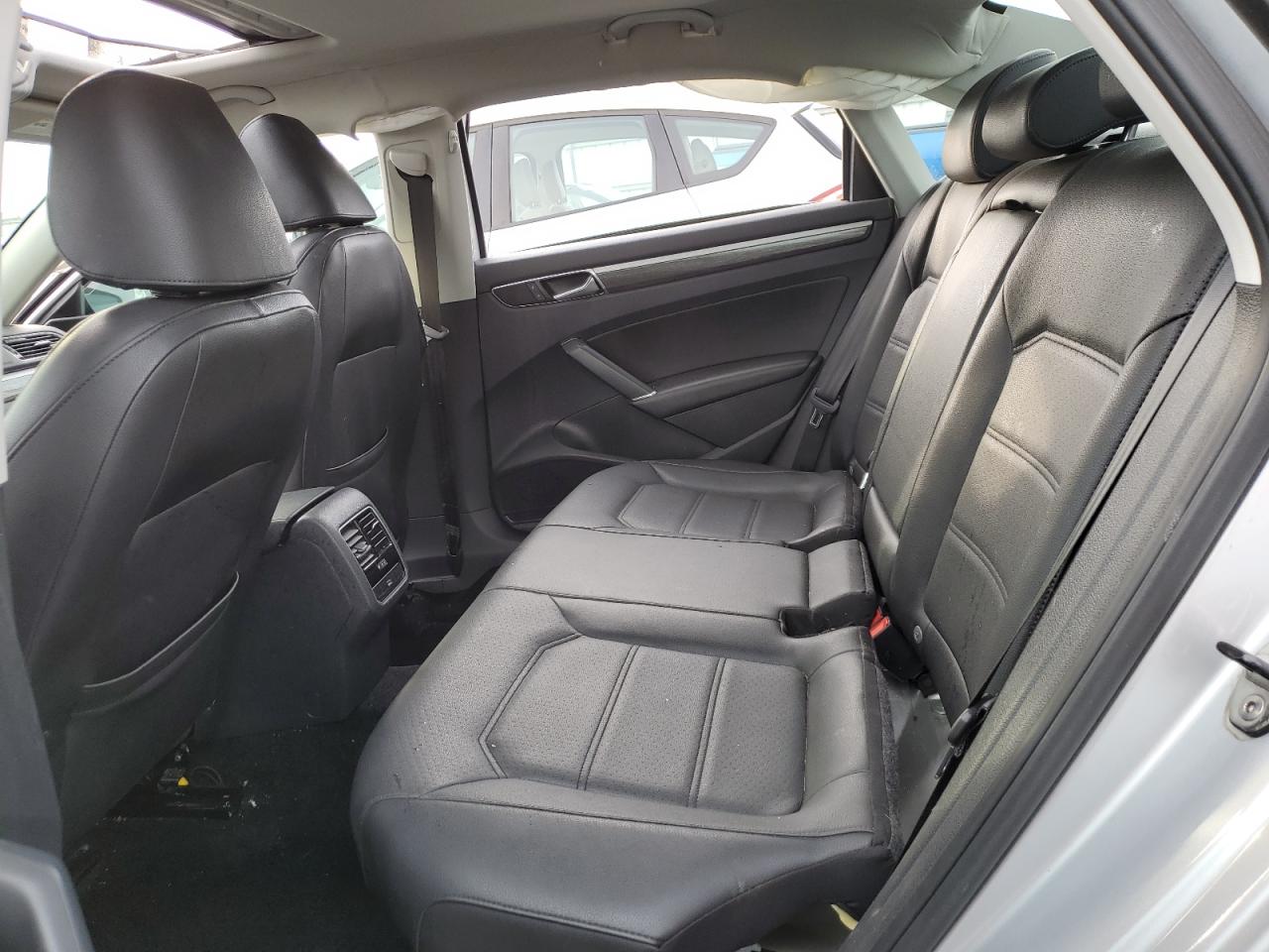 2017 Volkswagen Passat - Image 10