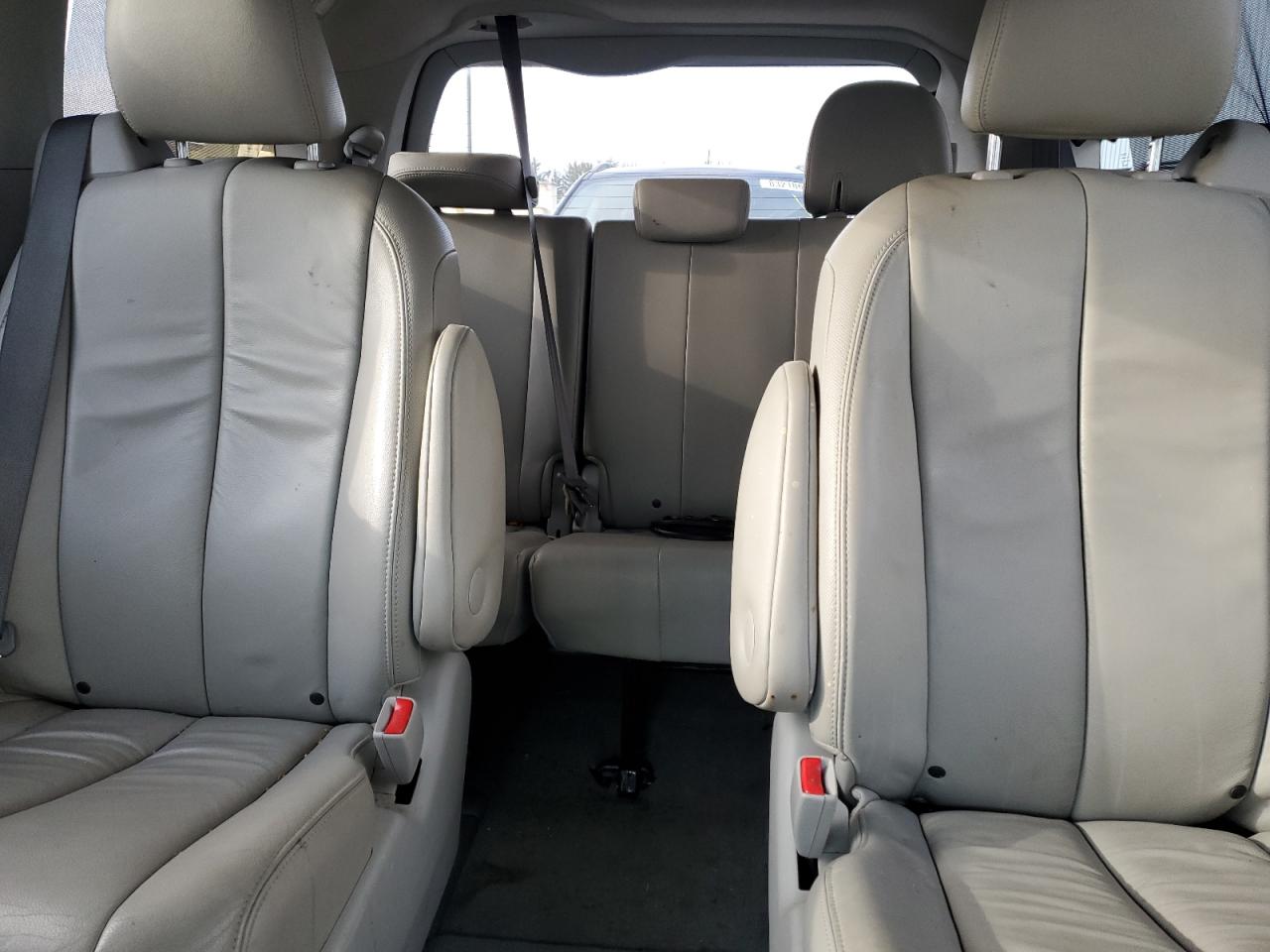 2014 Toyota Sienna - Image 10