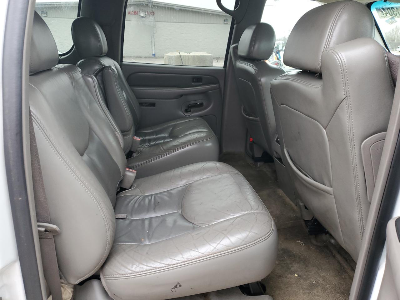 2004 GMC Yukon - Image 12