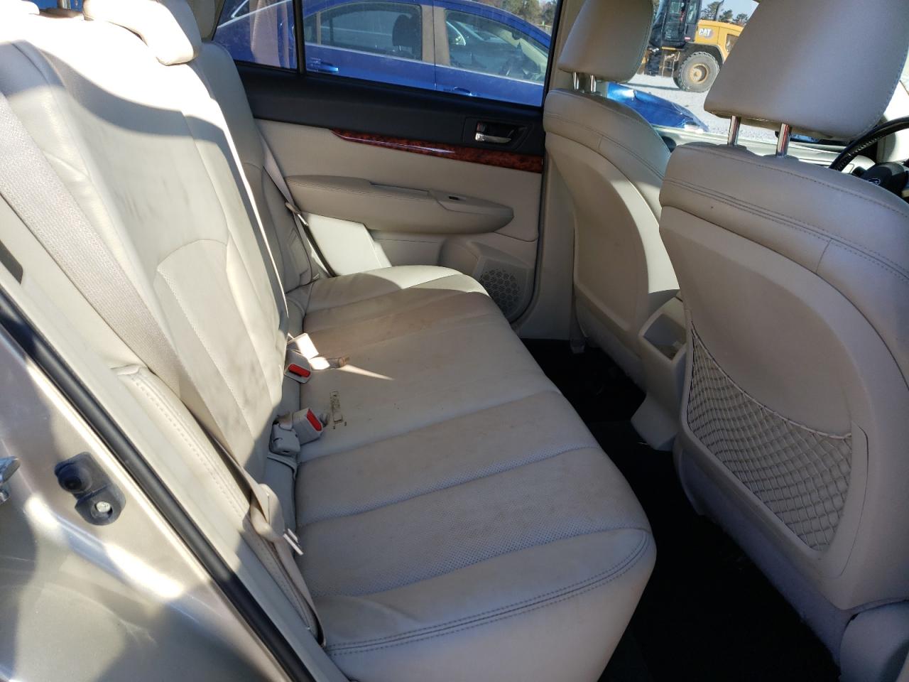 2010 Subaru Outback - Image 11