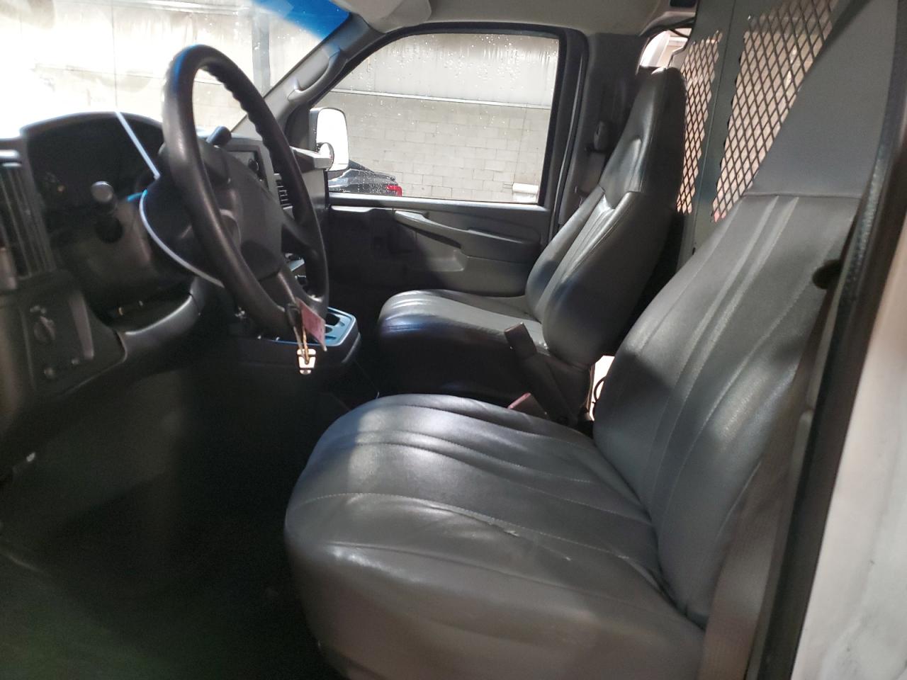 2004 GMC Savana - Image 7