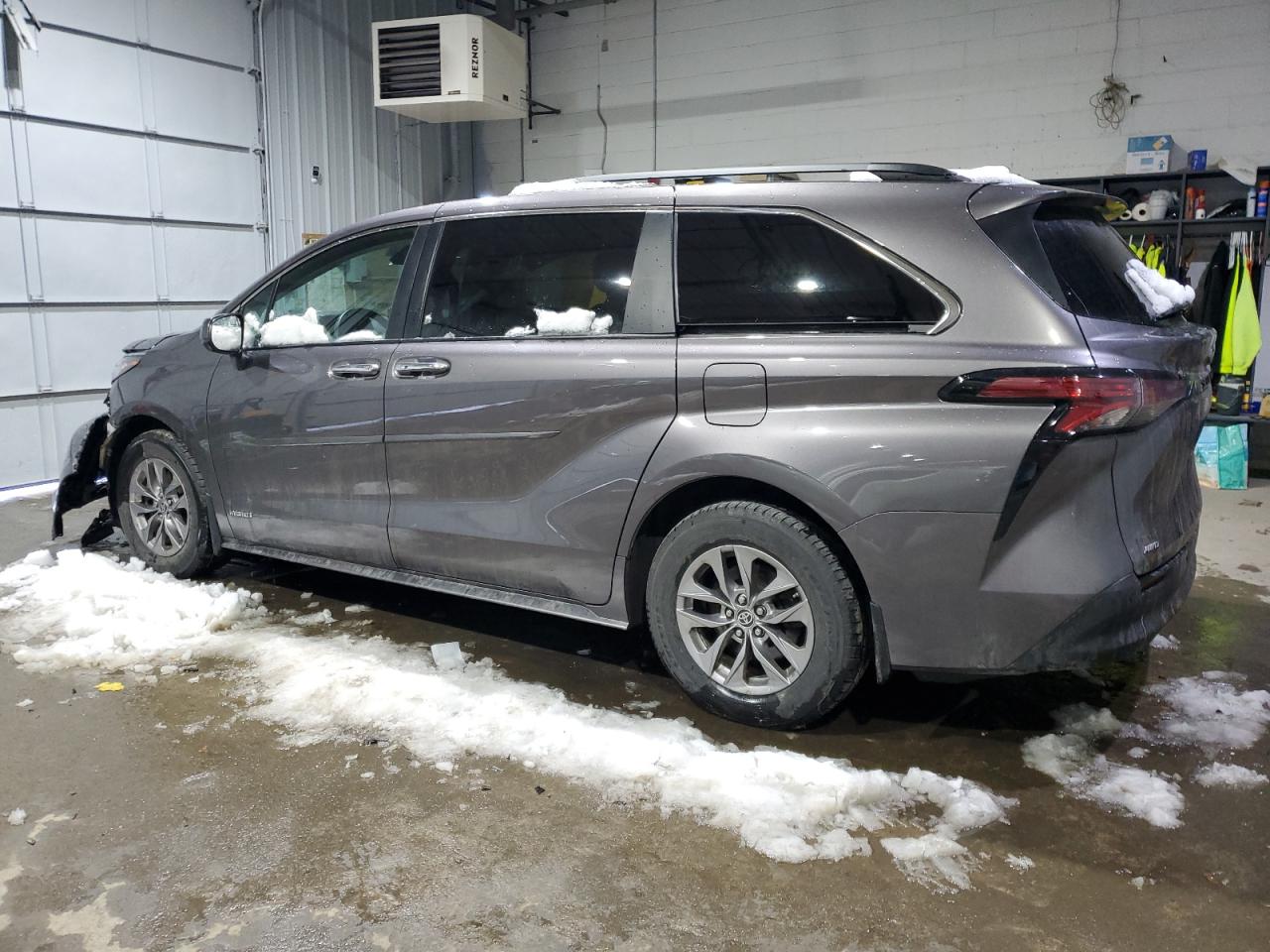 2021 Toyota Sienna - Image 2