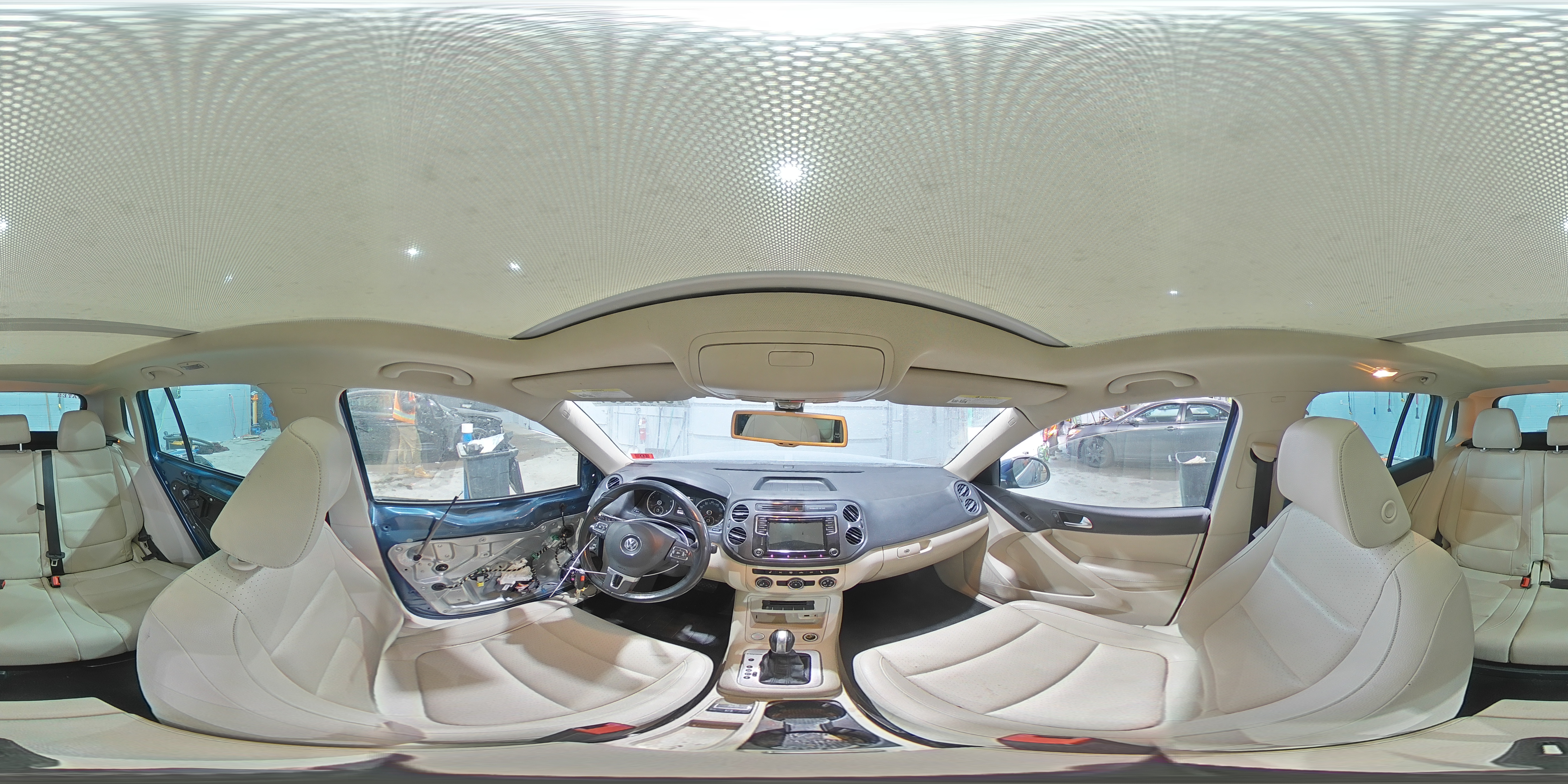 2017 Volkswagen Tiguan - Image 14