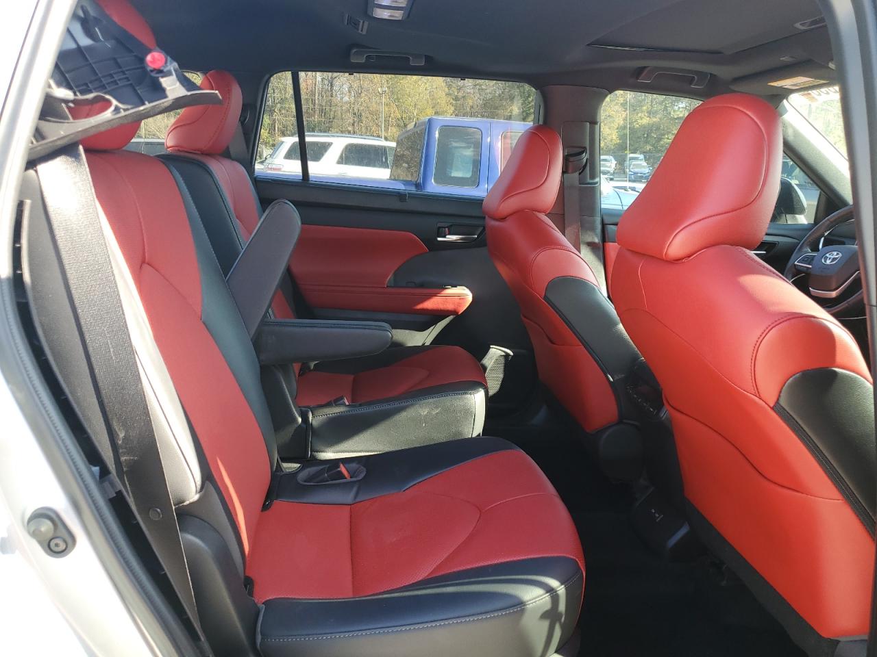 2022 Toyota Highlander - Image 10