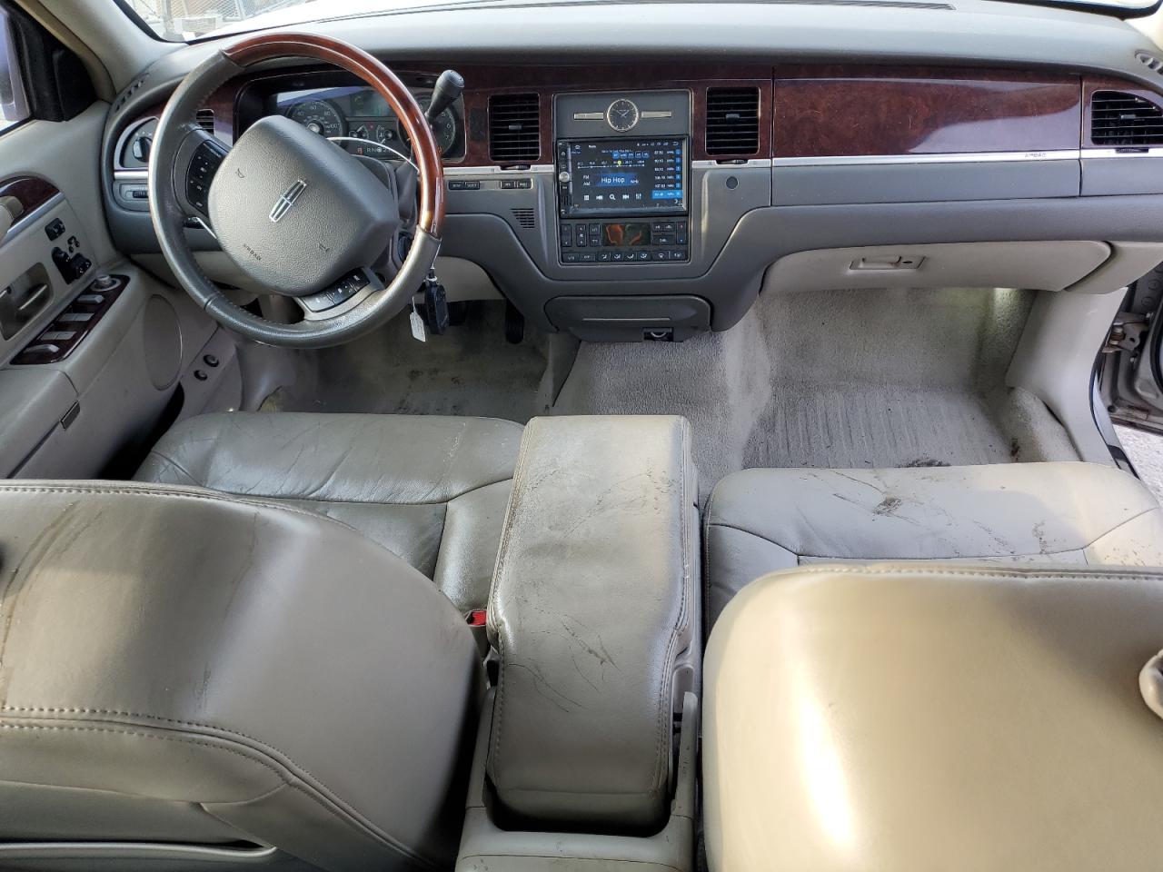 2009 Lincoln Town Car Signature Limited VIN: 2LNHM82V09X602244 Lot: 84258954