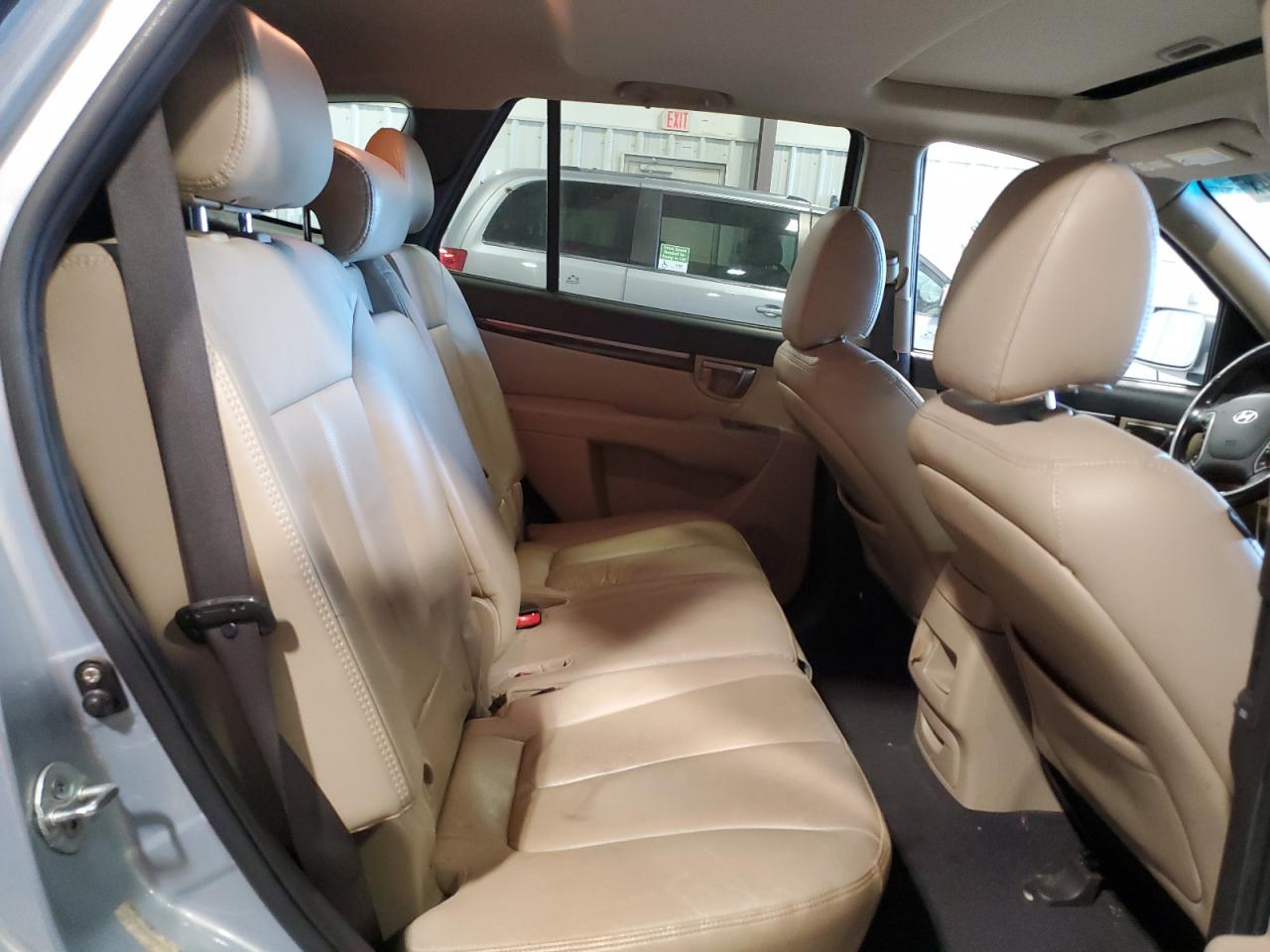 2010 Hyundai Santa Fe - Image 11