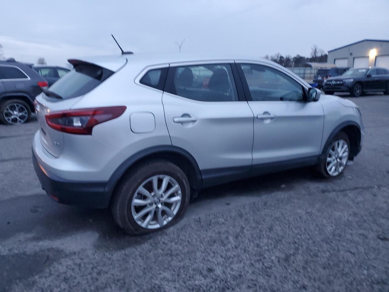 2021 Nissan Rogue - Image 3