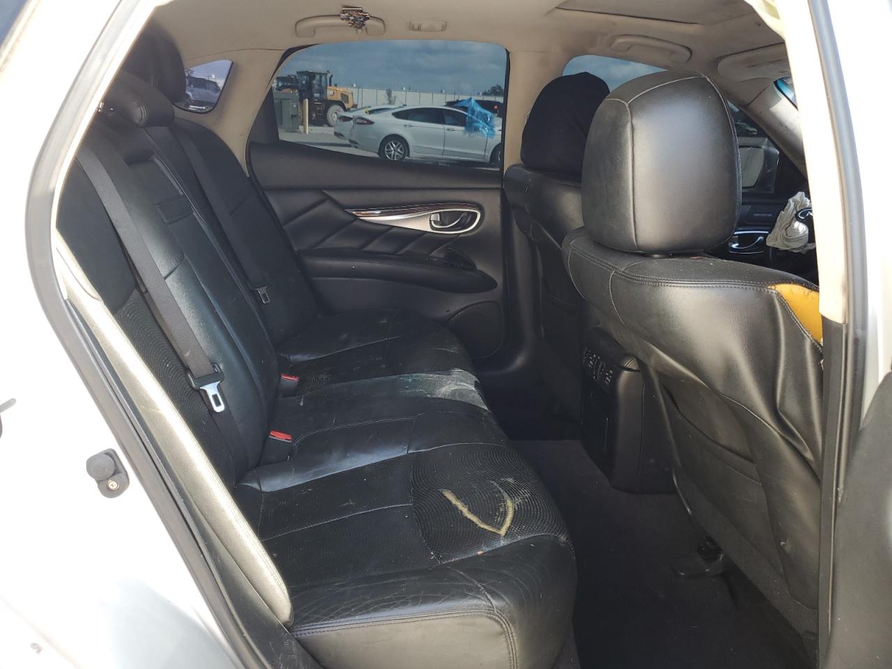 2011 Infiniti M - Image 10