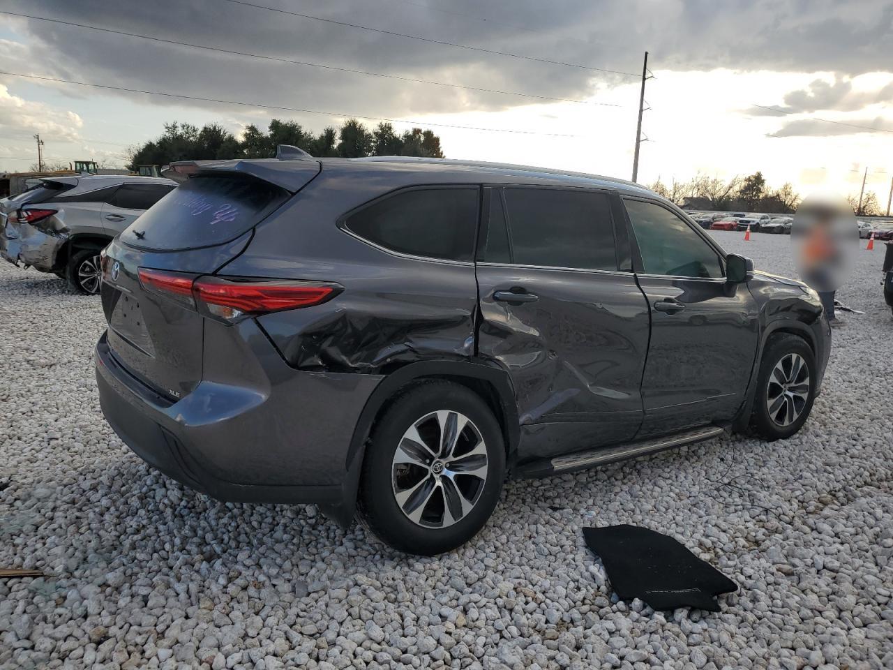 2022 Toyota Highlander - Image 3