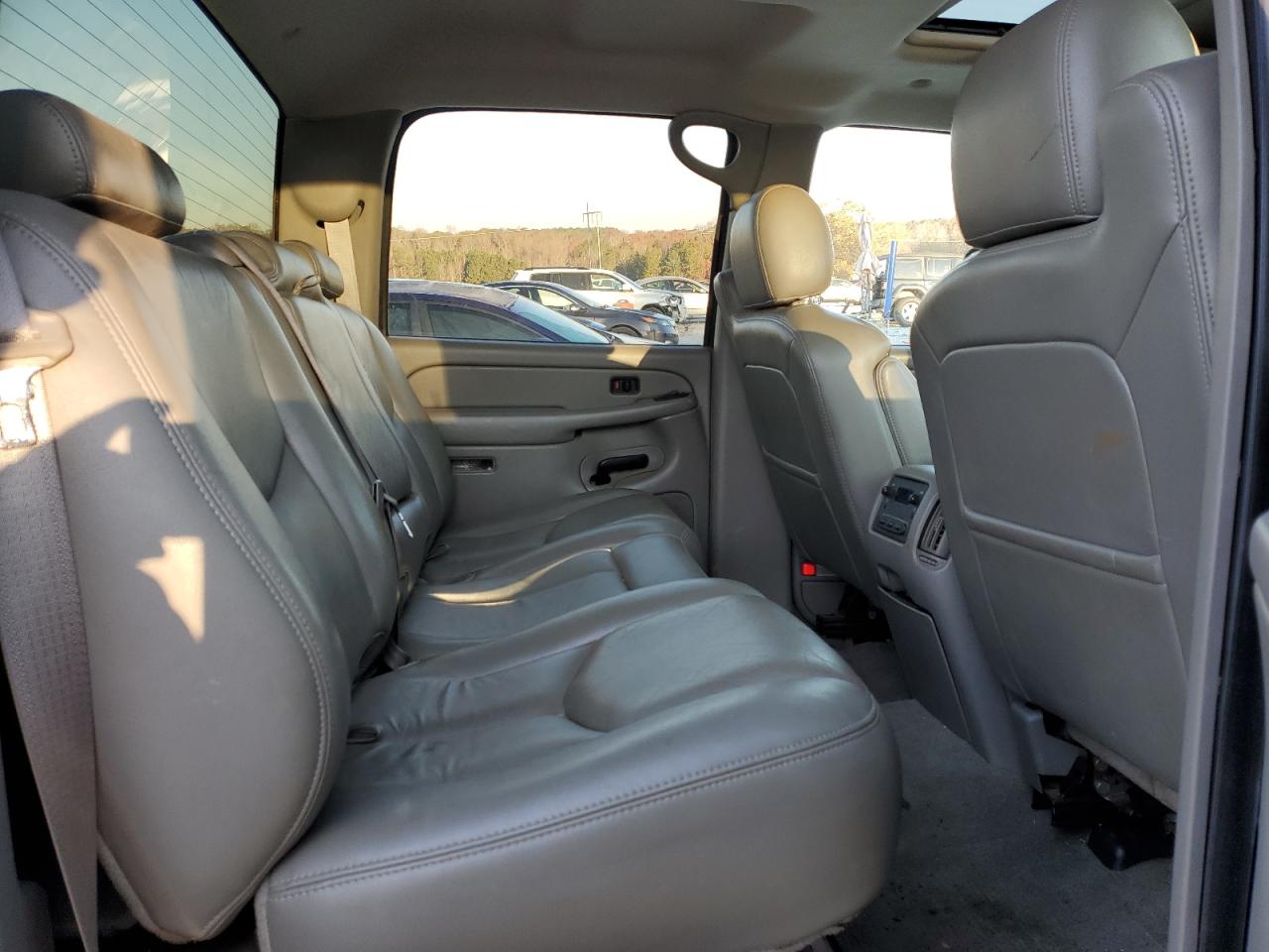 2006 Chevrolet Silverado - Image 11