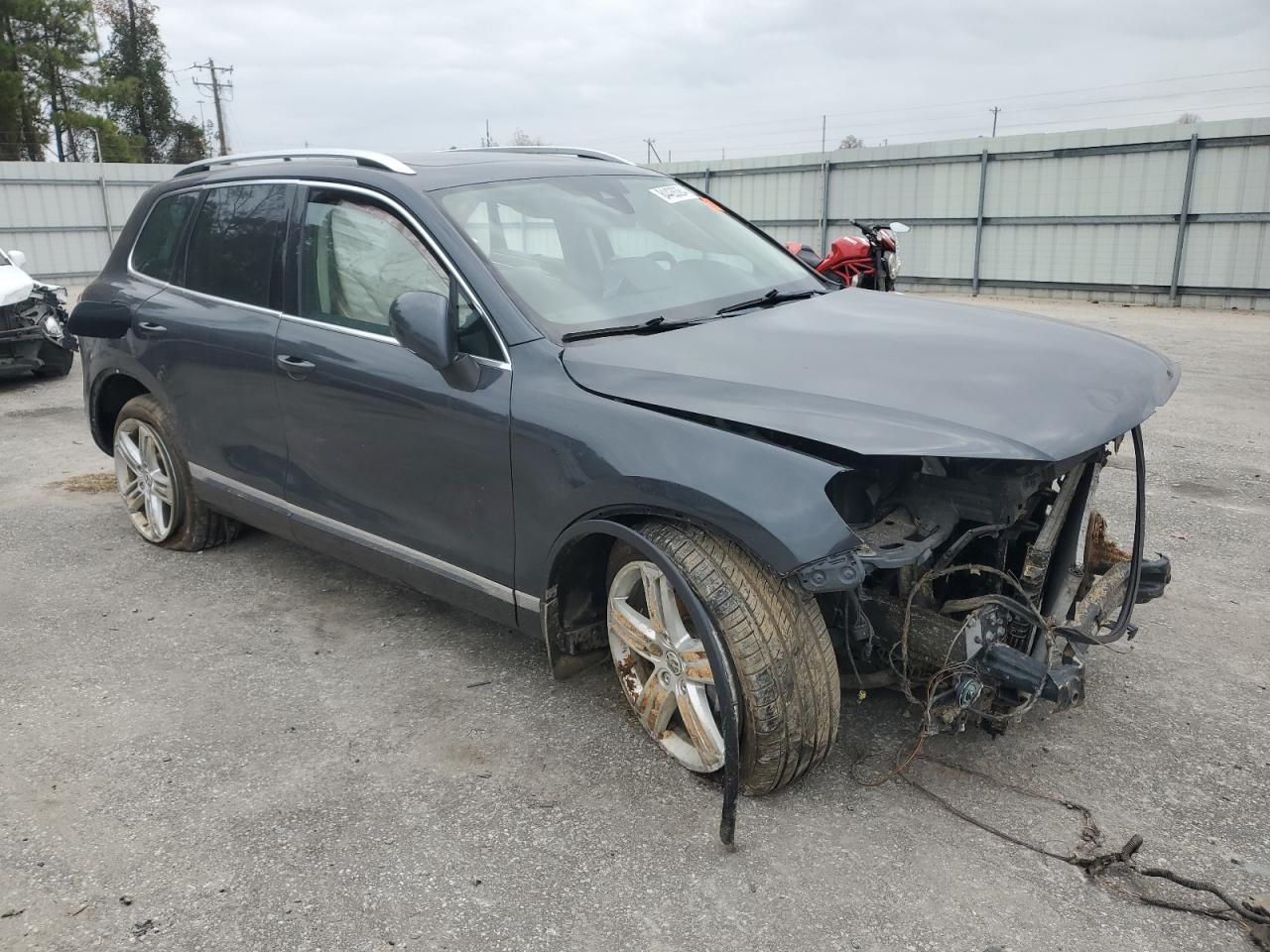 2015 Volkswagen Touareg - Image 4