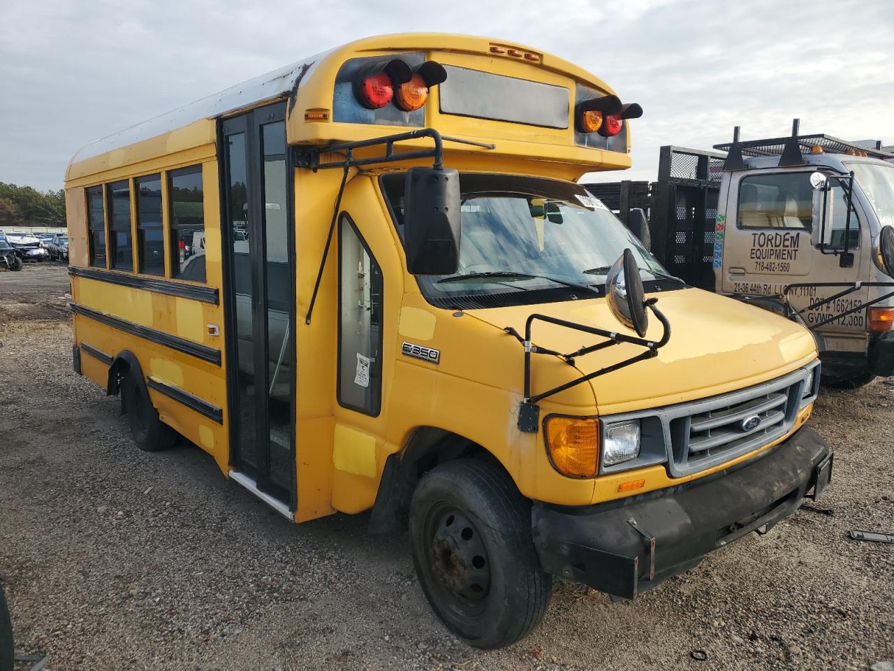 2006 Ford Econoline E350 Super Duty Cutaway Van for Sale in Brookhaven, NY - Minor Dent/Scratches