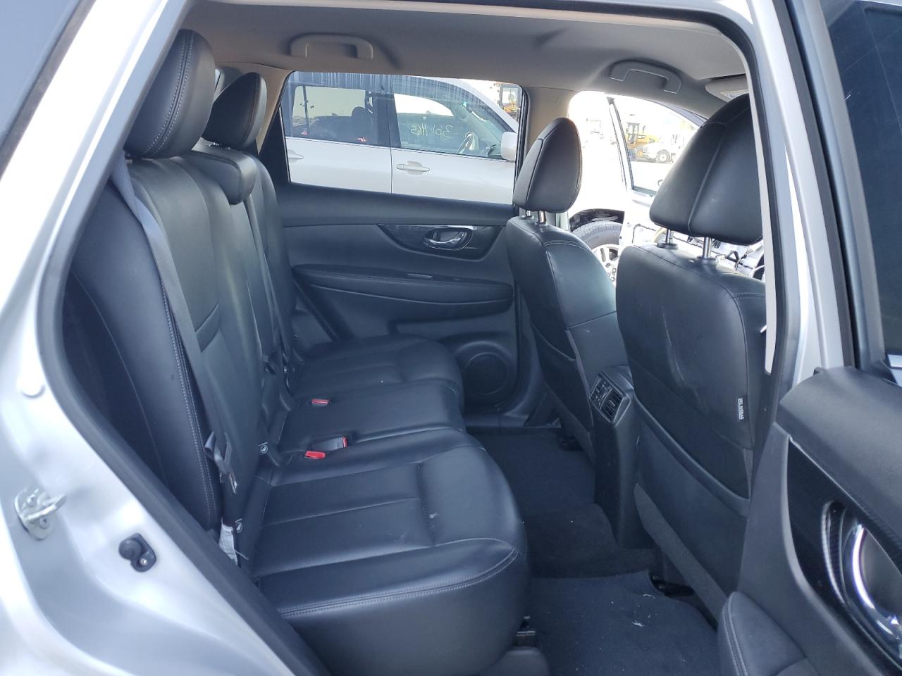 2017 Nissan Rogue - Image 11