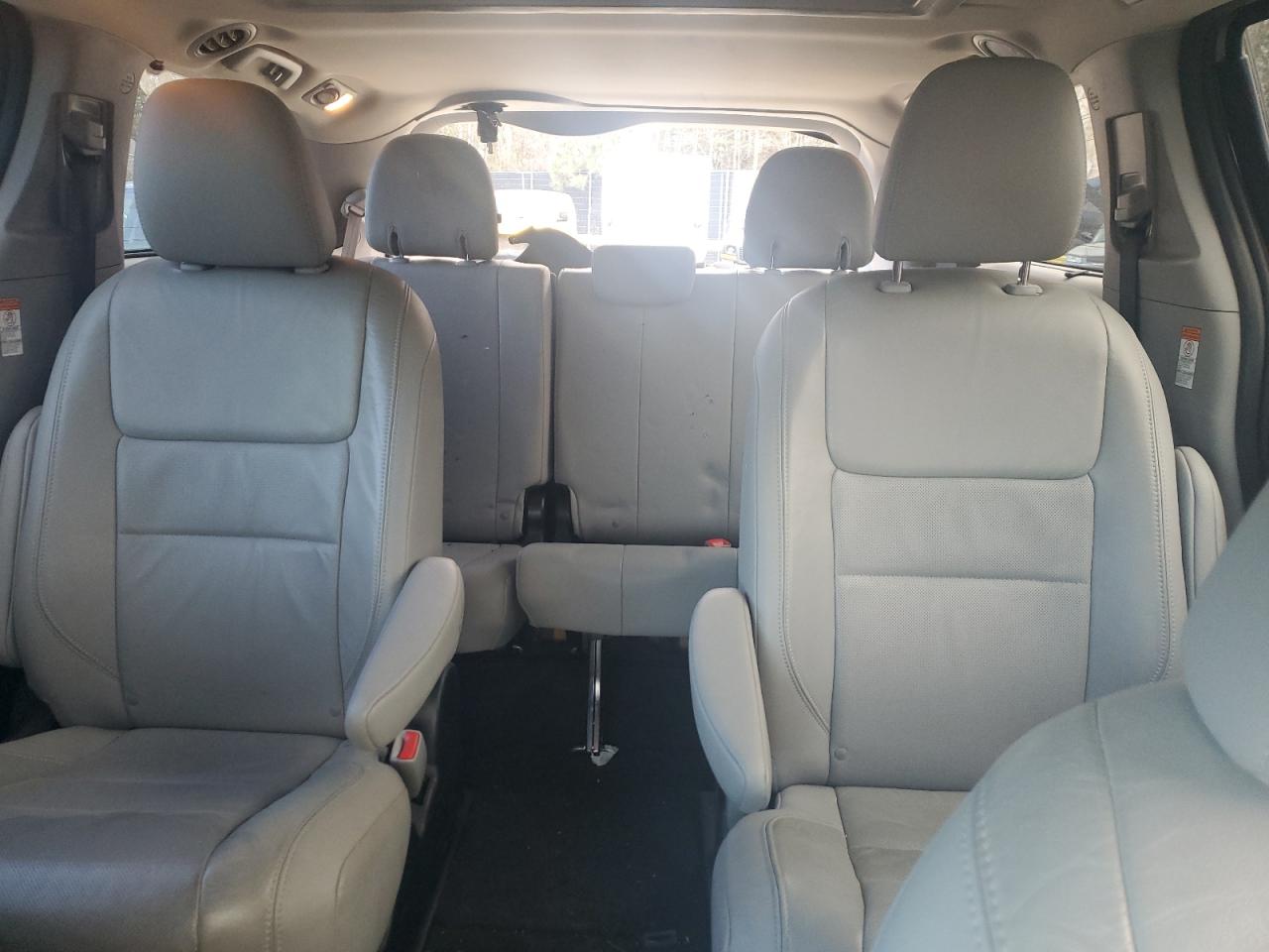 2015 Toyota Sienna - Image 10