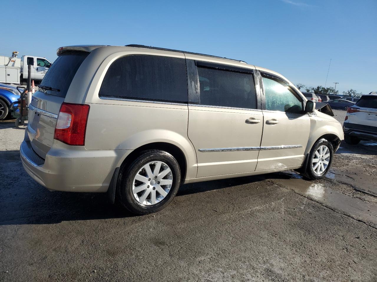 2016 Chrysler Town & Country - Image 3