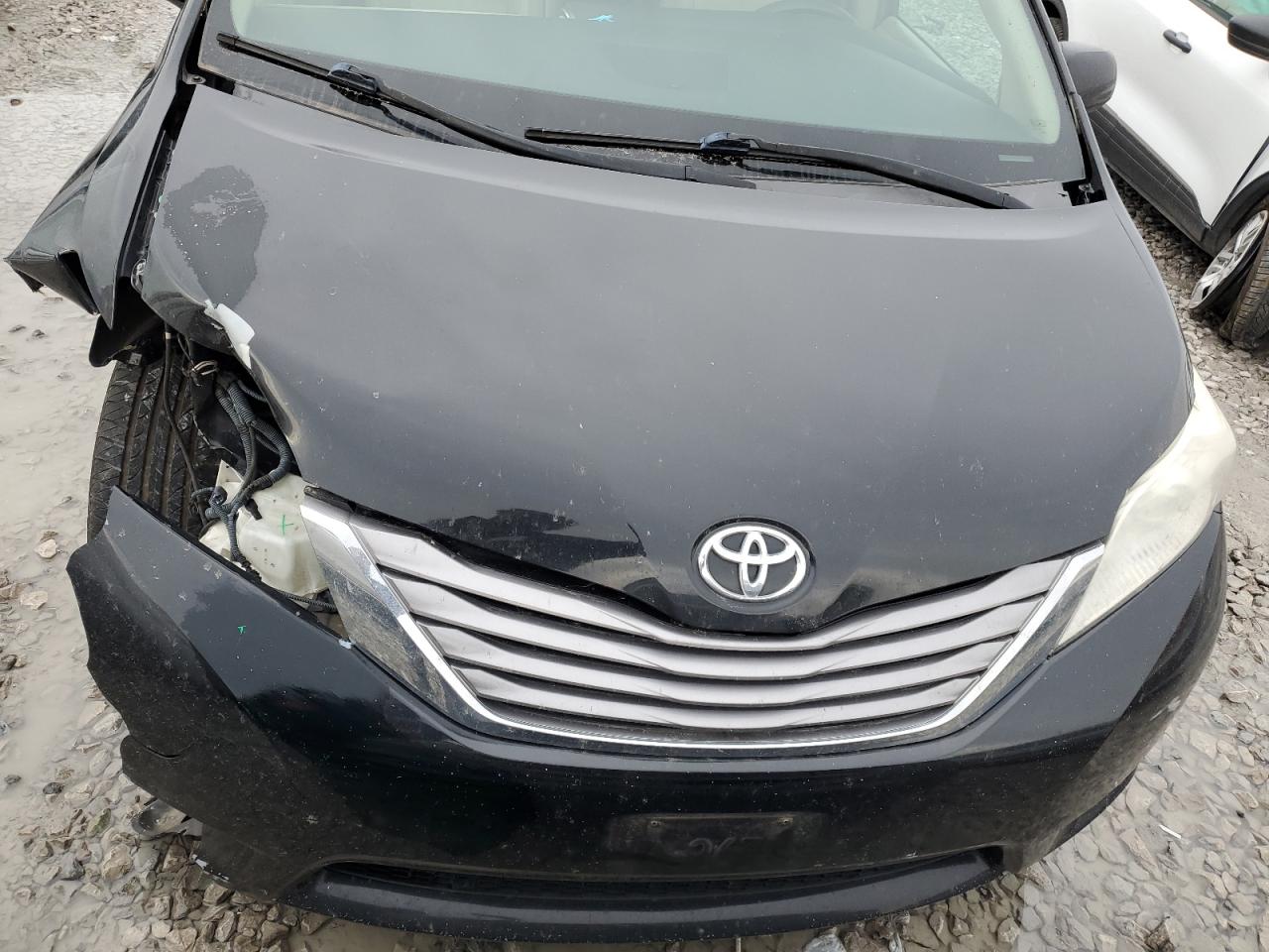 2016 Toyota Sienna - Image 12
