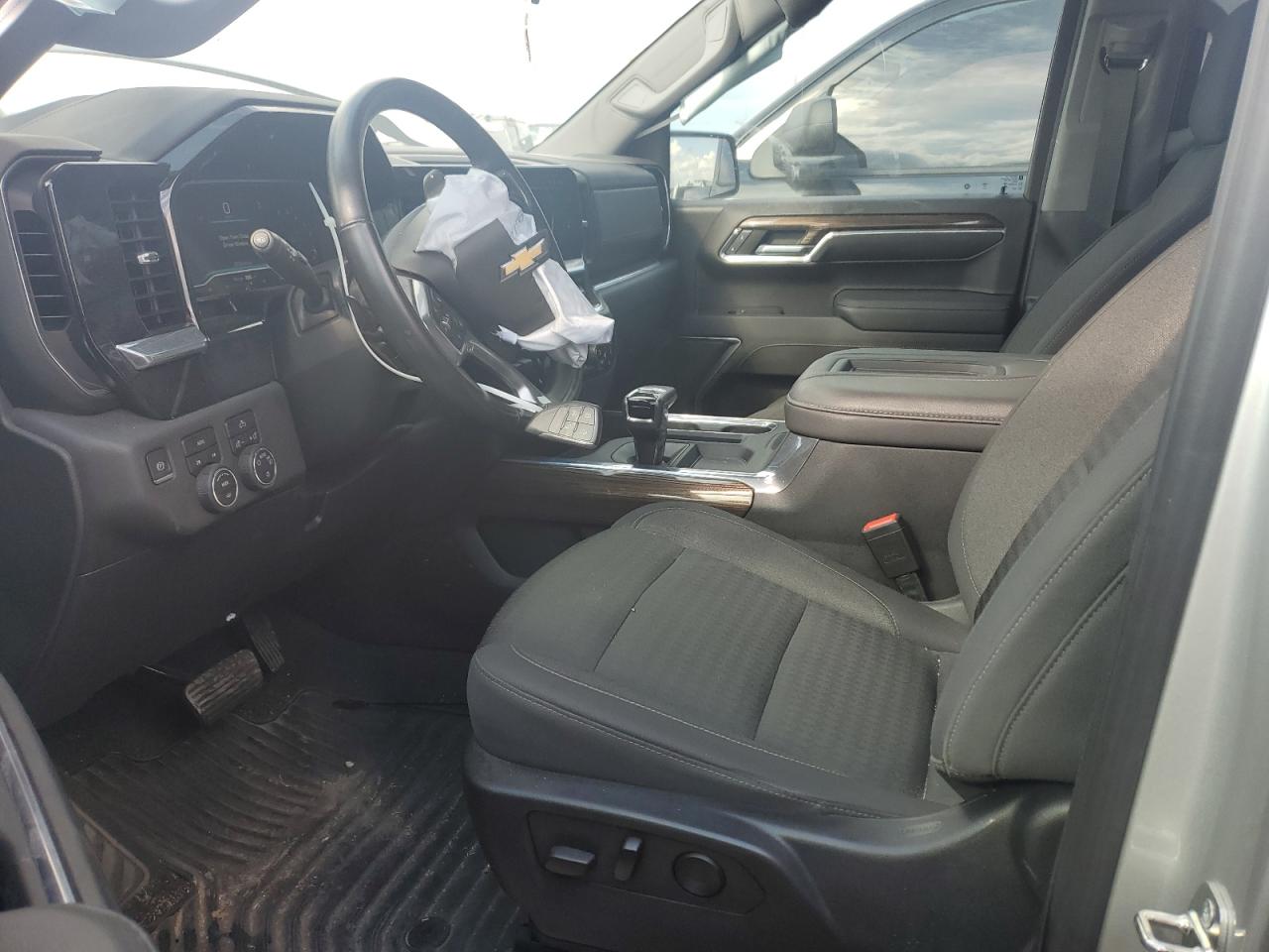 2022 Chevrolet Silverado - Image 7