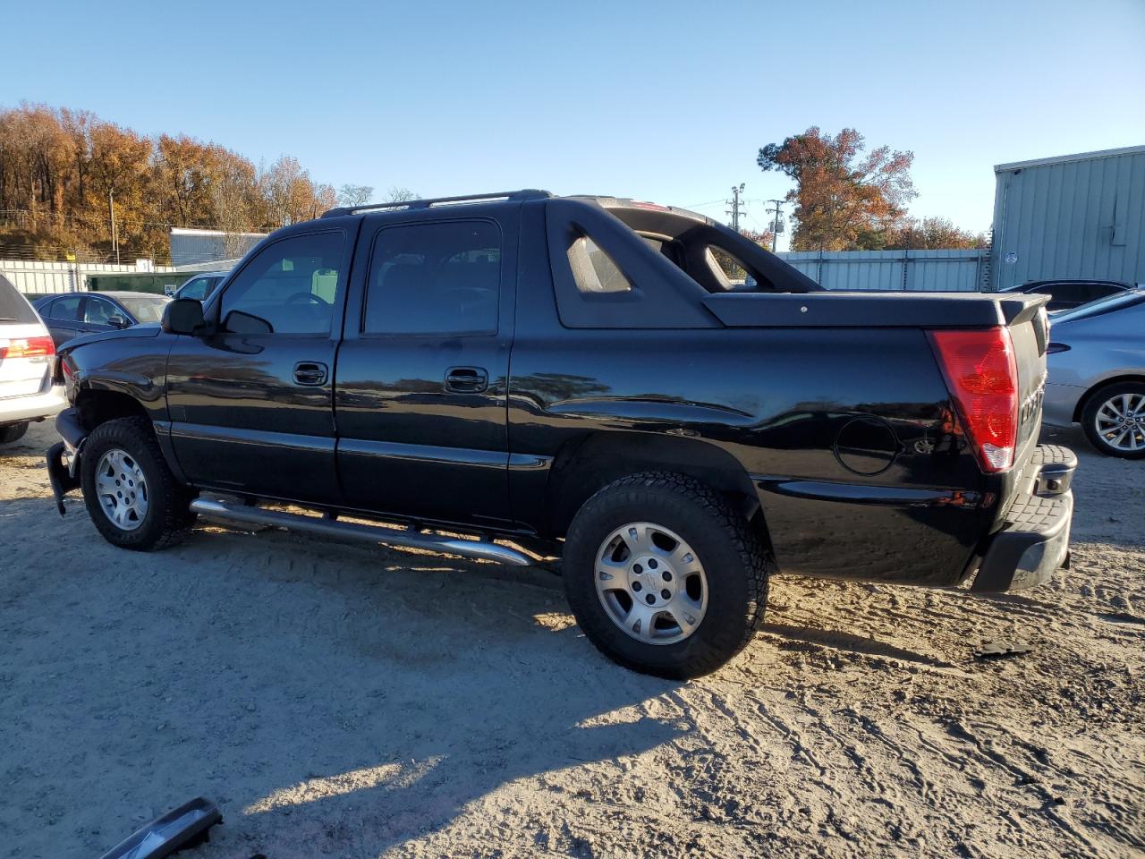 2005 Chevrolet Avalanche - Image 2