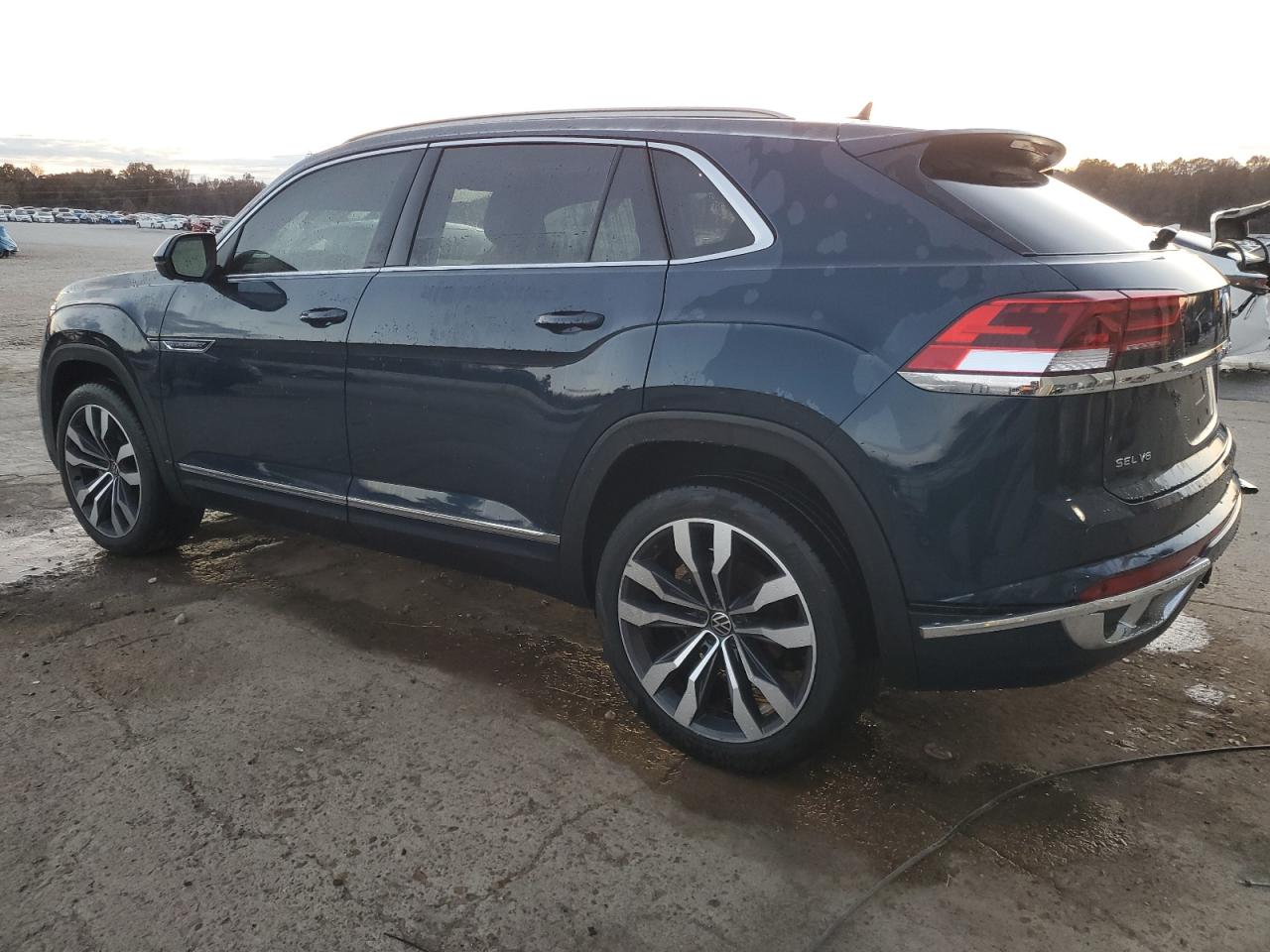 2021 Volkswagen Atlas - Image 2
