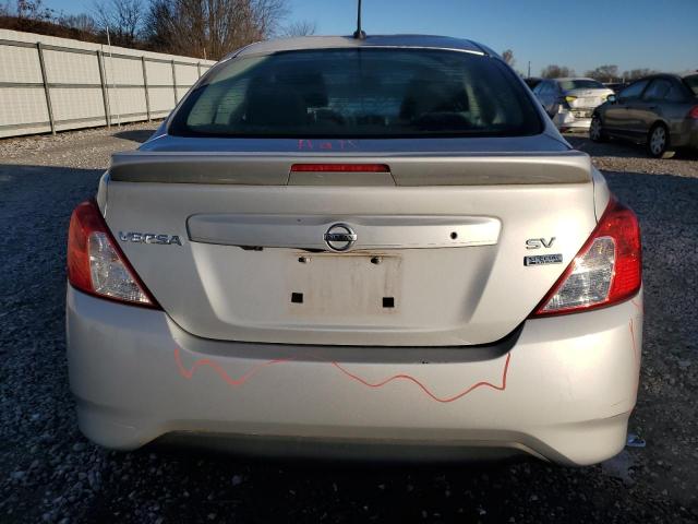  NISSAN VERSA 2017 Srebrny