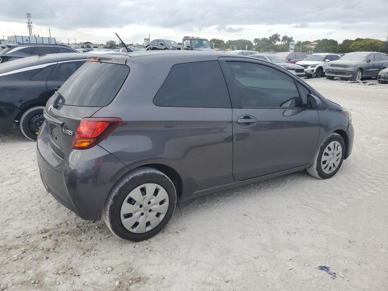 VIN VNKJTUD38HA082757 2017 TOYOTA YARIS no.3