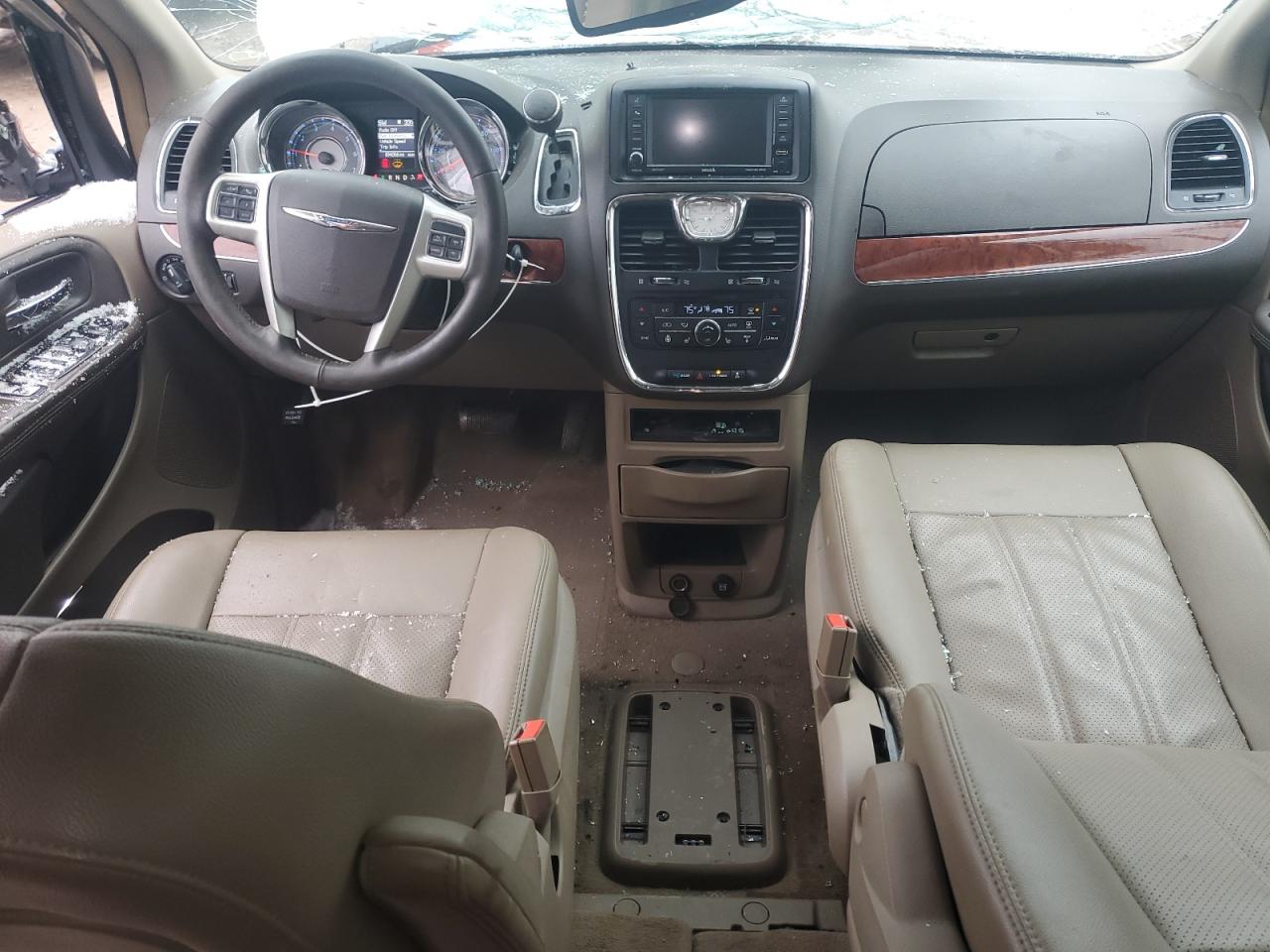 2015 Chrysler Town & Country - Image 8