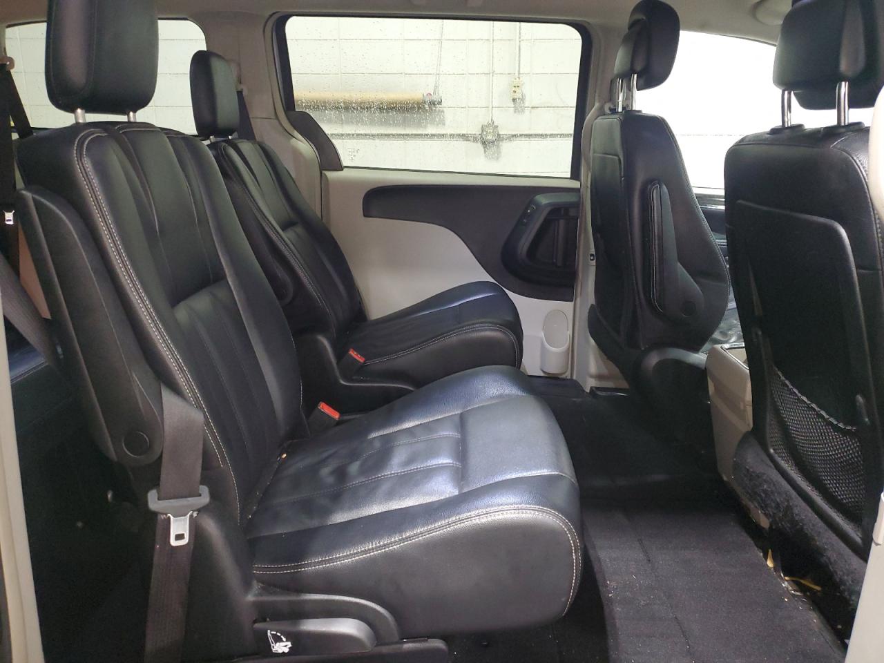 2015 Chrysler Town & Country - Image 11