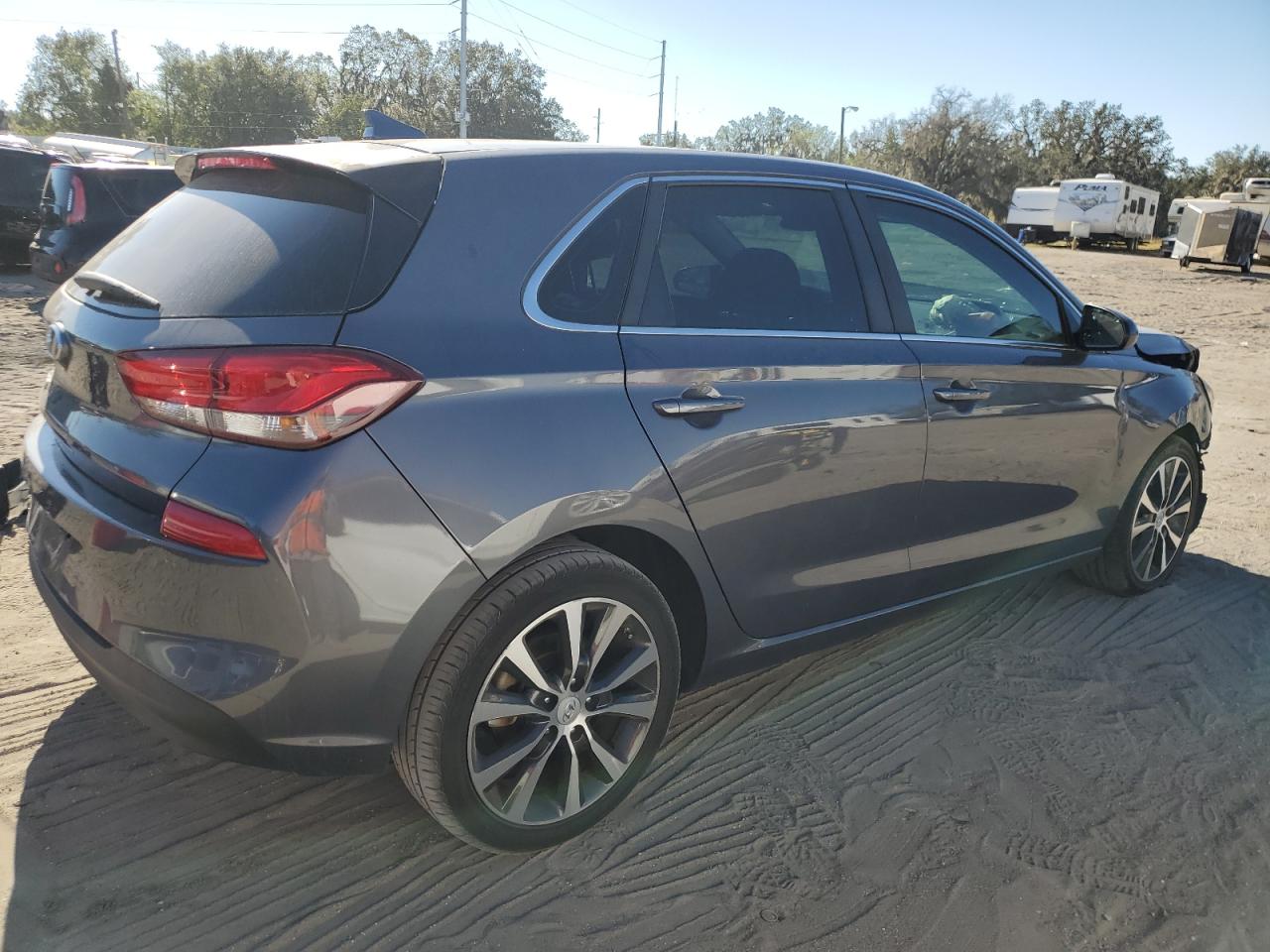 2018 Hyundai Elantra - Image 3