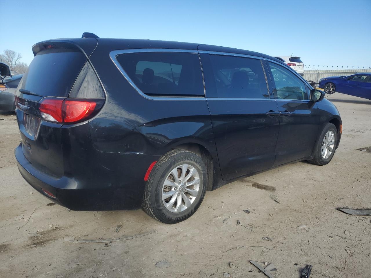 2017 Chrysler Pacifica - Image 3