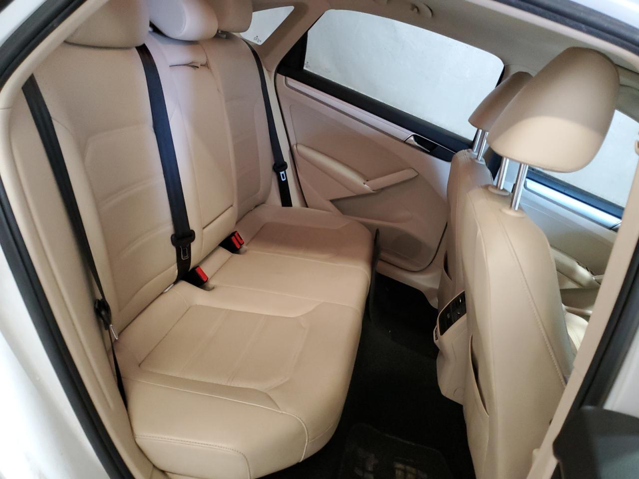 2019 Volkswagen Passat - Image 10