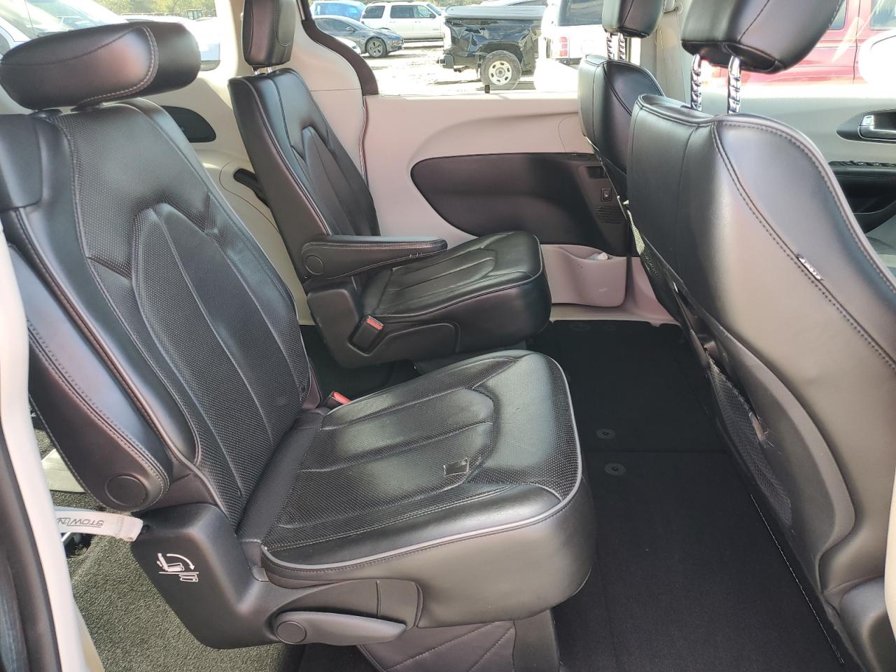 2019 Chrysler Pacifica - Image 11