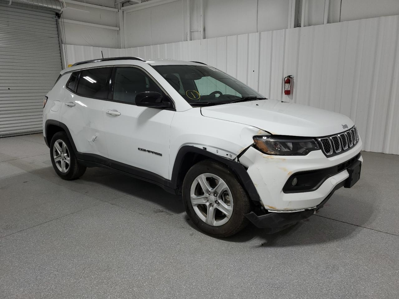 VIN 3C4NJDBN9PT553620 2023 JEEP COMPASS no.4