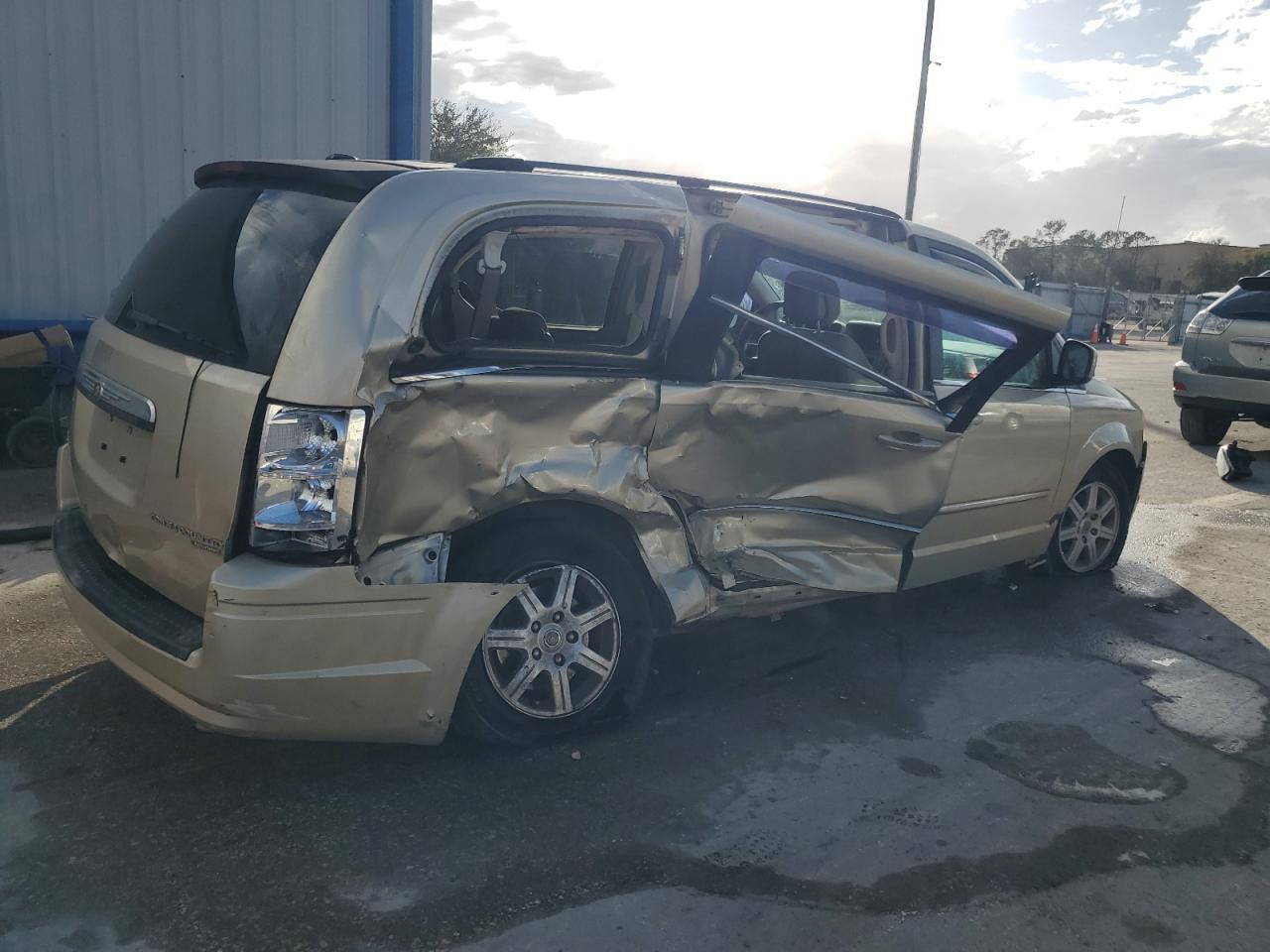2010 Chrysler Town & Country - Image 3