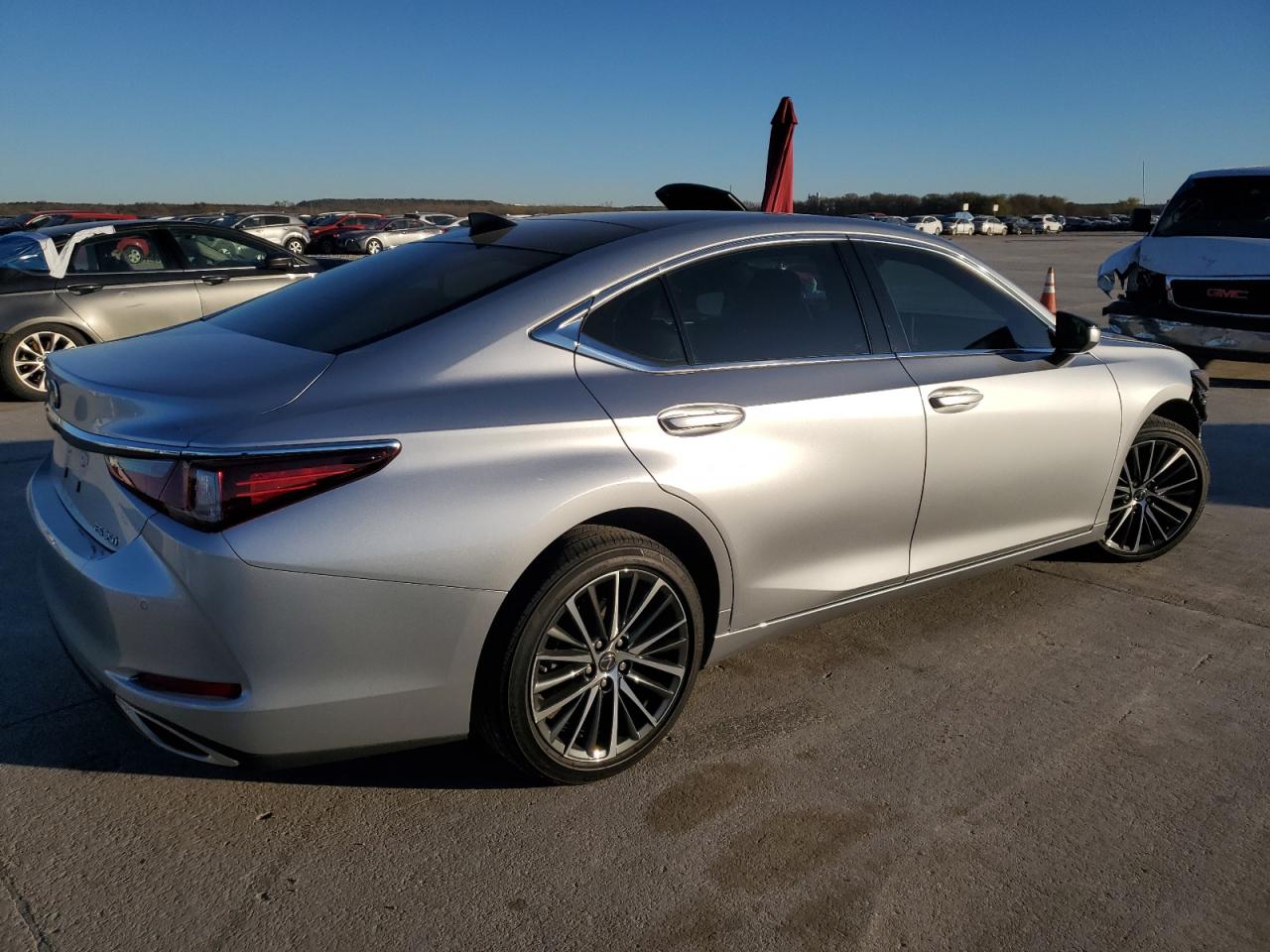 2023 Lexus ES - Image 3