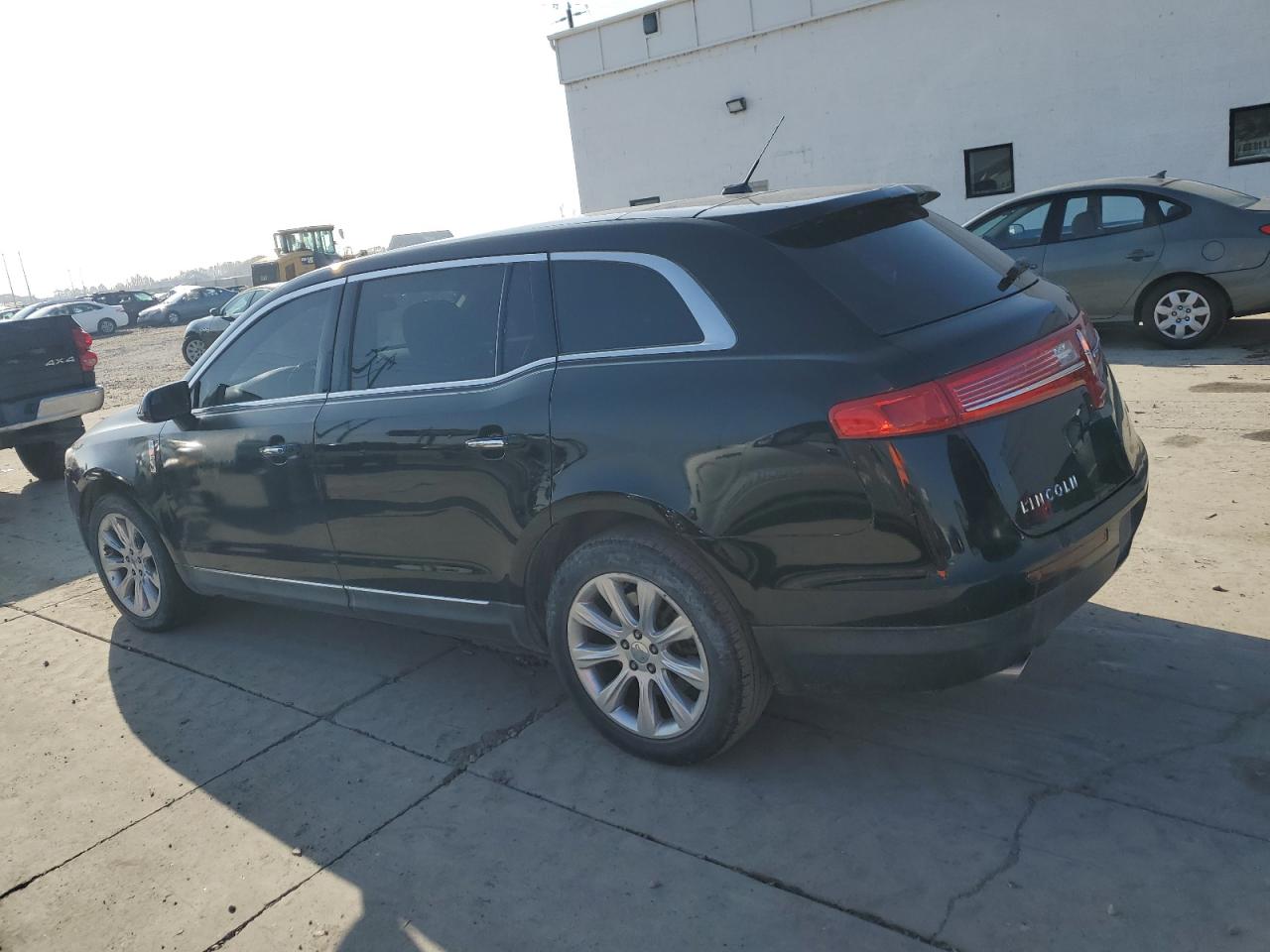 VIN 2LMHJ5FK7GBL03145 2016 LINCOLN MKT no.2