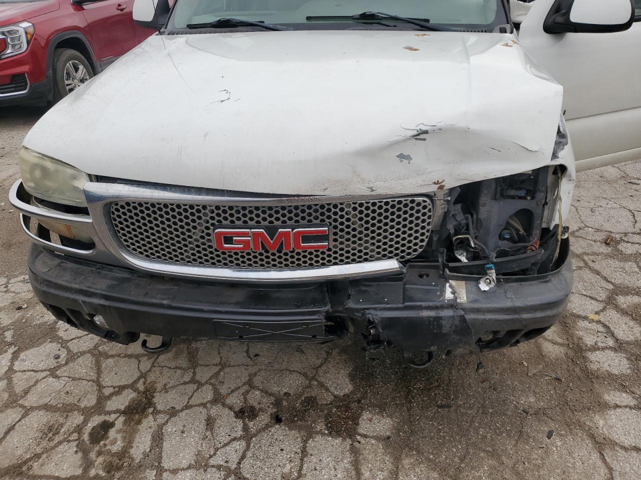 2004 GMC Yukon - Image 14