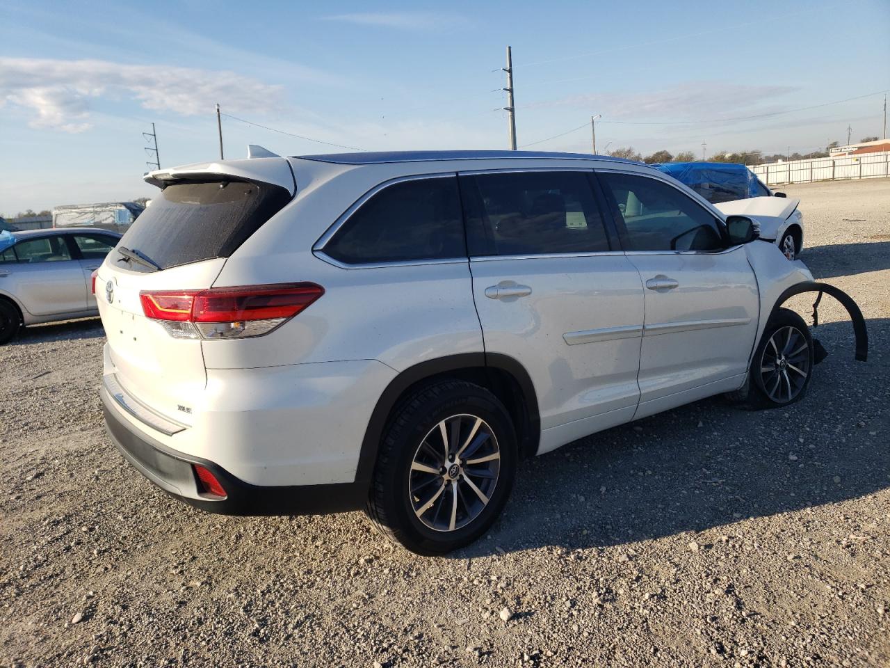 2017 Toyota Highlander - Image 3