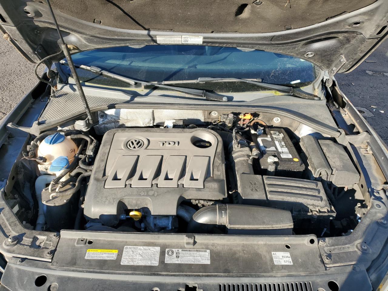 2014 Volkswagen Passat - Image 13